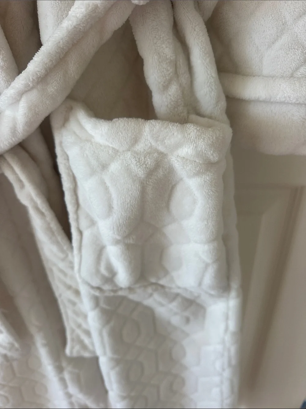 Midnight by Carole Hochman Quilted White Plush Bathrobe with Shawl Collar pocket